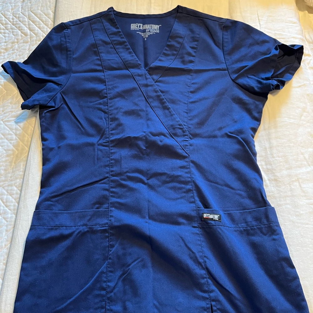 Grey’s Anatomy 2 Pocket V-Neck Scrub Top